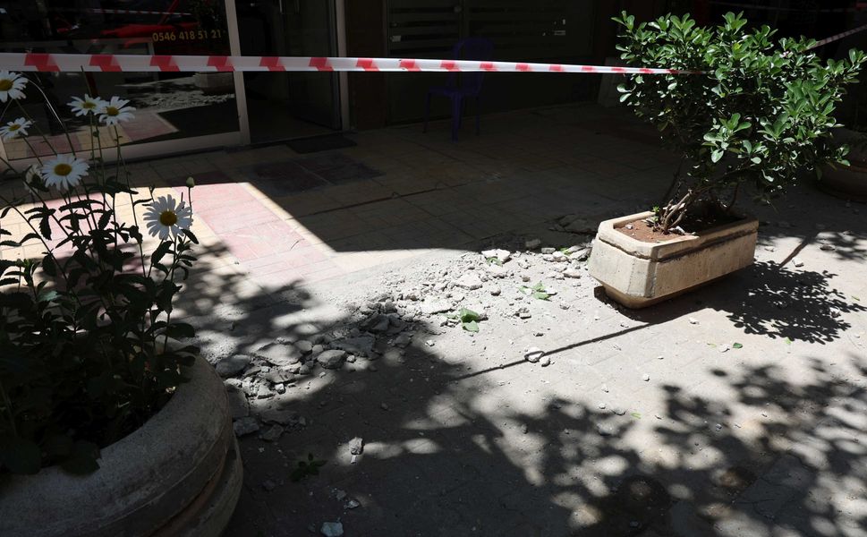 Kahramanmaraş'ta beton parçaları düşen bina tehlike oluşturdu