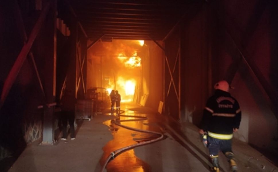 Kahramanmaraş'taki fabrika yangını düşen yıldırımdan çıkmış, O anlar güvenlik kamerasında