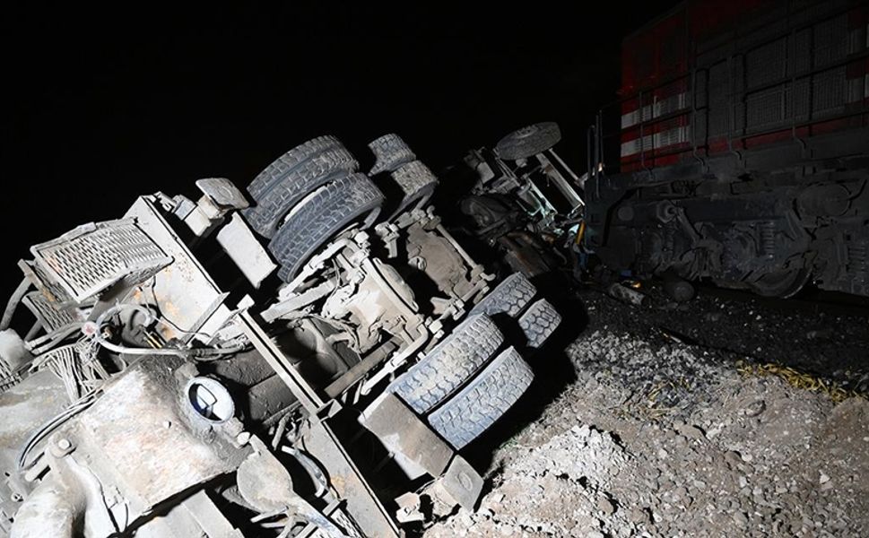 Yolcu treni raylarda bırakılan beton pompası aracına çarptı