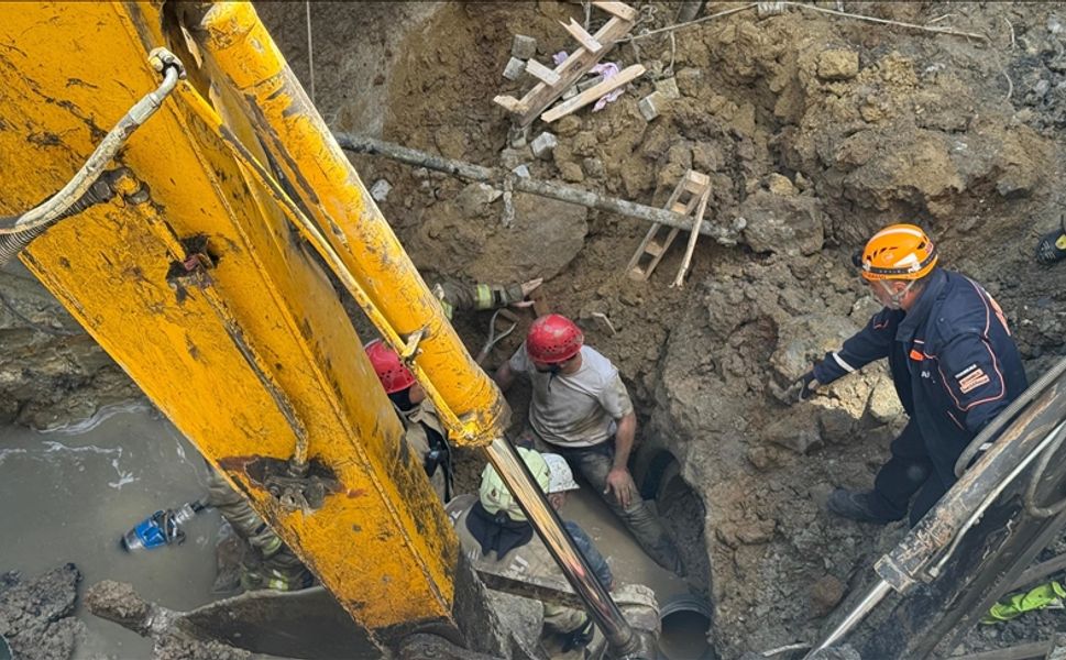 Kanalizasyon çalışması sırasında işçi göçük altında kaldı
