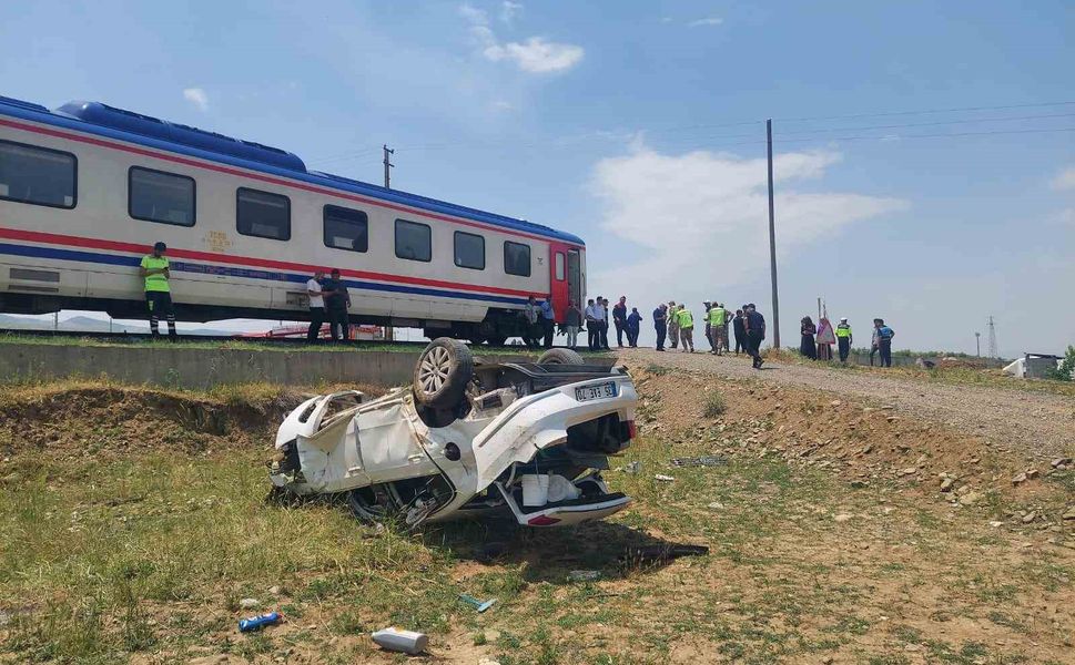 Tren otomobile çarptı: 1 yaralı