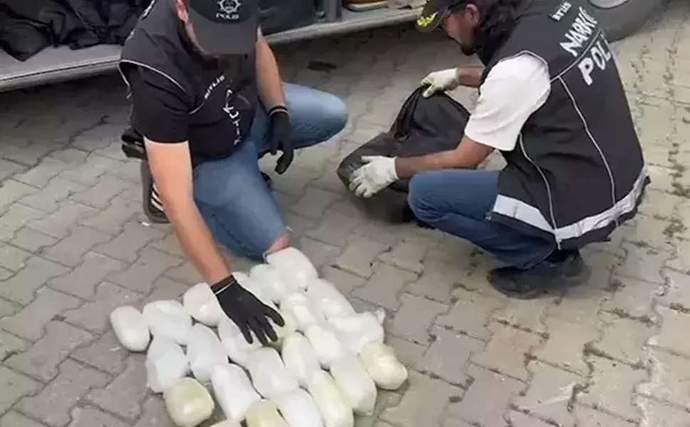 Yolcu valizinden 13 kilo metamfetamin çıktı