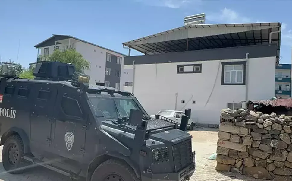 Tartıştığı babasını, başına çekiçle vurarak ağır yaraladı