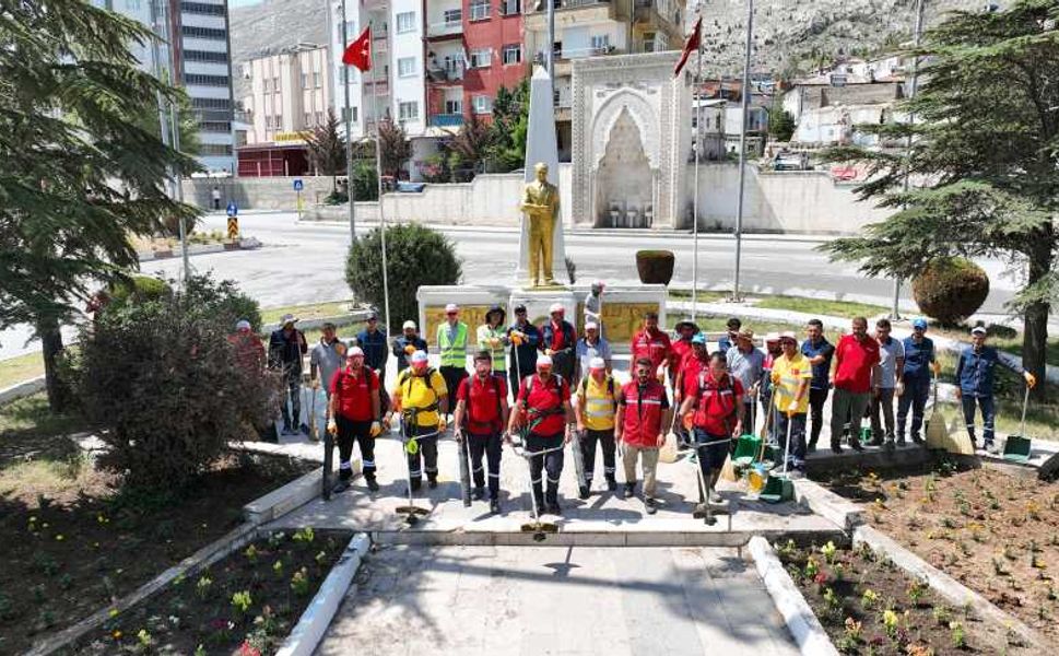 Büyükşehir’in Temizlik Timi Elbistan’da Sahada
