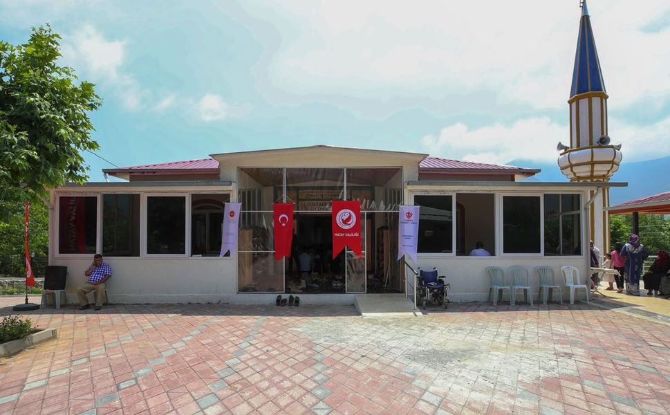 Depremde yıkılan caminin yerine yenisi inşa edildi