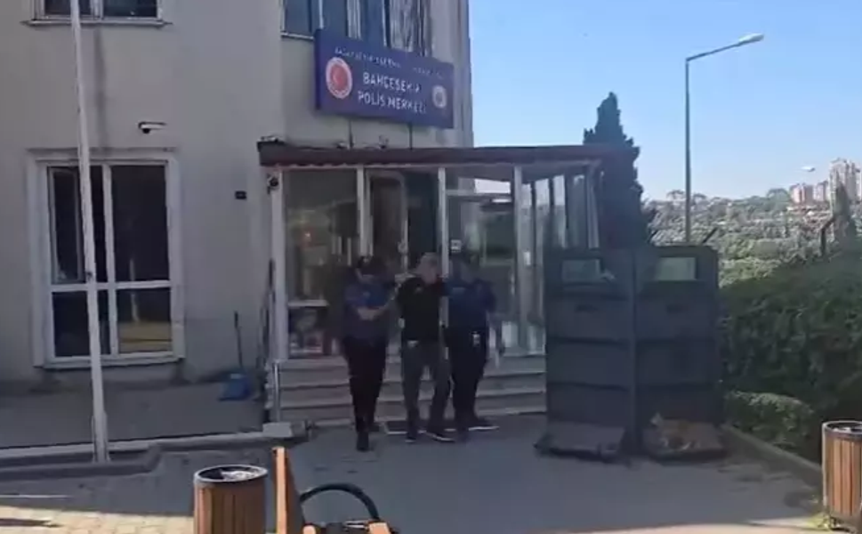 Eşine bıçakla saldırdı: Hayatını kaybetti