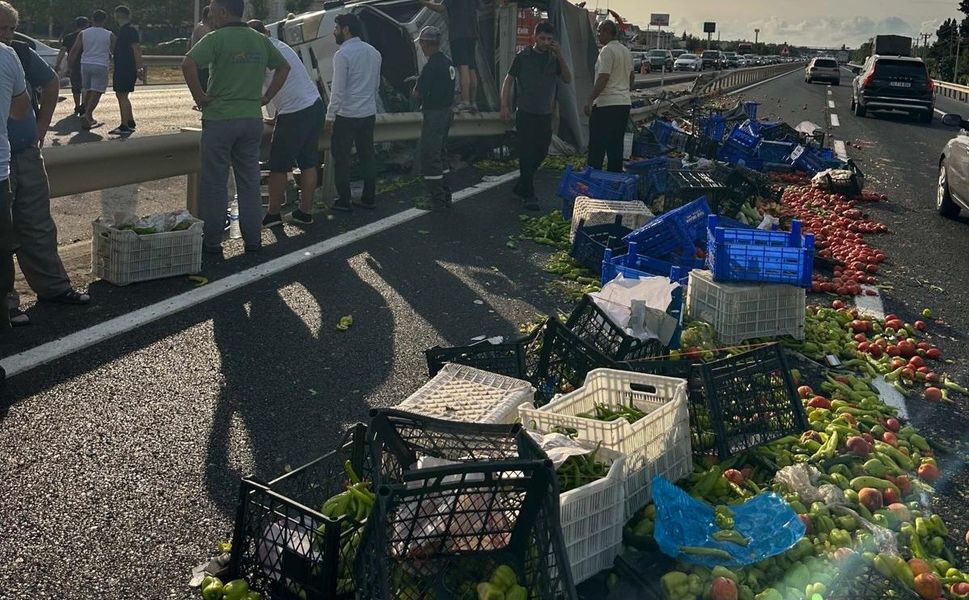 Kamyon bariyerlere saplandı: Sürücü öldü, kasadaki sebzeler yola saçıldı