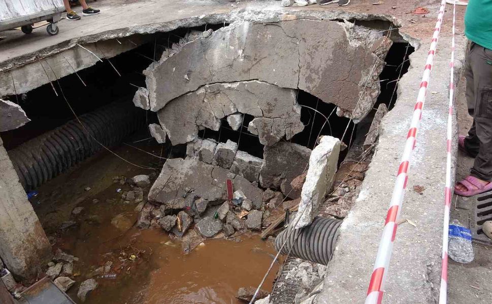 Beton zemin çöktü, hafriyat kamyonu içine düştü