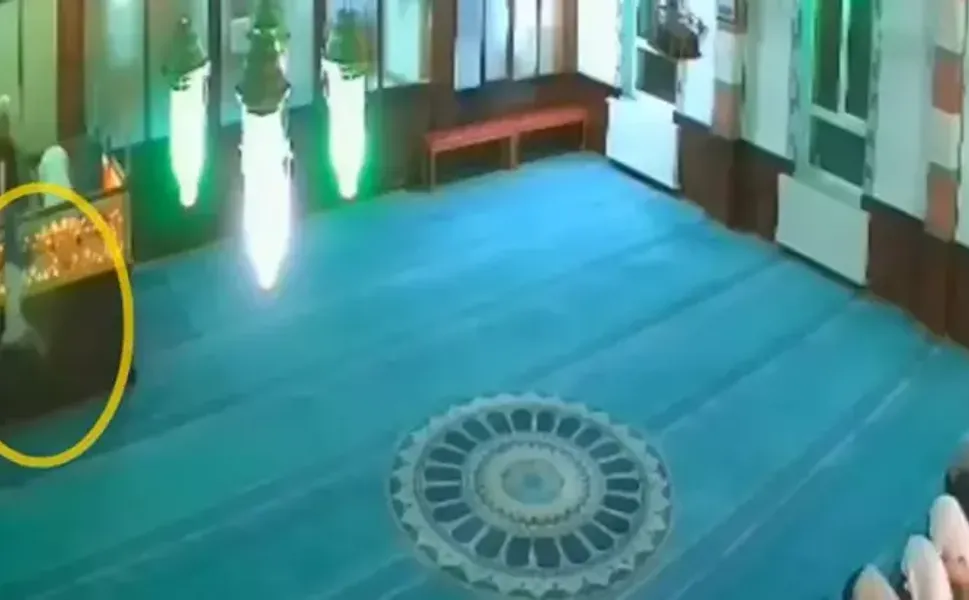 İmam, namaz sırasında mahfilden düşen çocuğu kurtardı