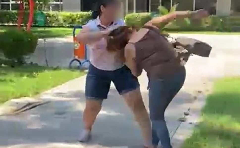 Kocasıyla birlikte parkta bastığı kadını saçından sürükledi