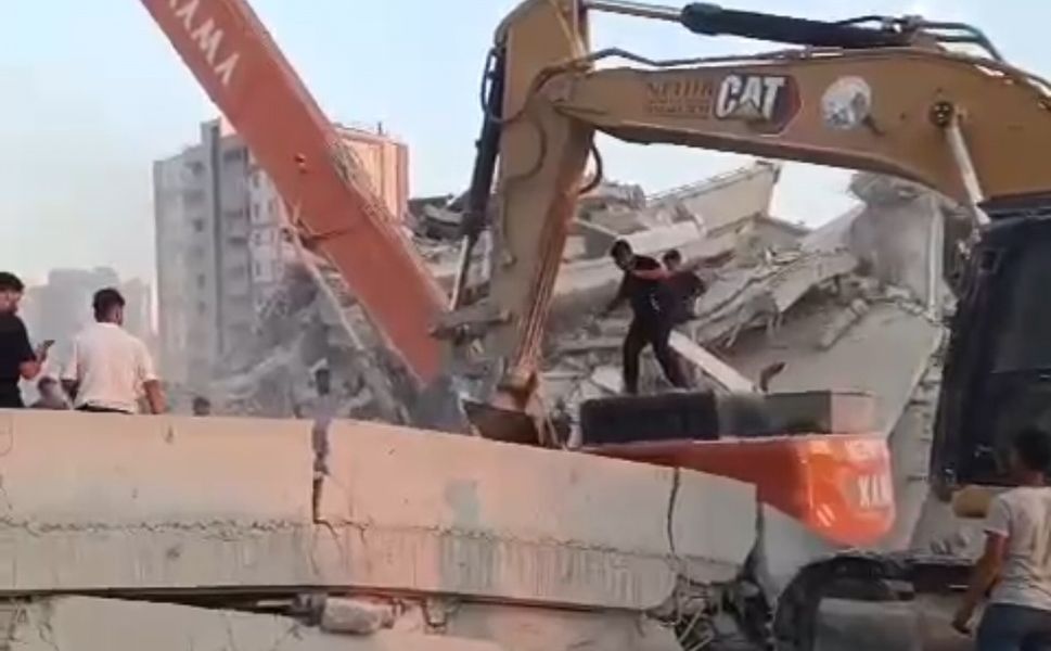 Enkaz altında kalan kepçe operatörü hayatını kaybetti