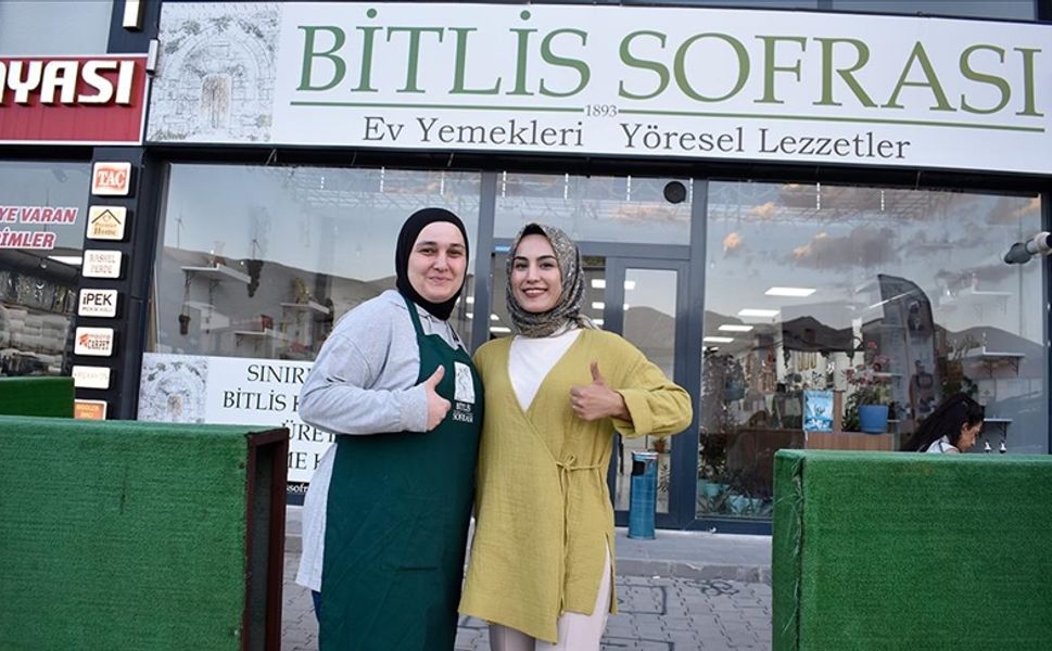 Güçlerini birleştiren 9 kadın, kurdukları işletmede yöresel yemekler hazırlıyor