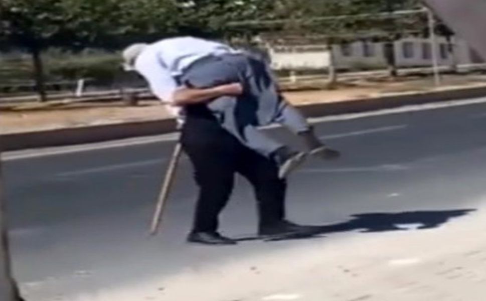 Güvenlik görevlisinden örnek davranış