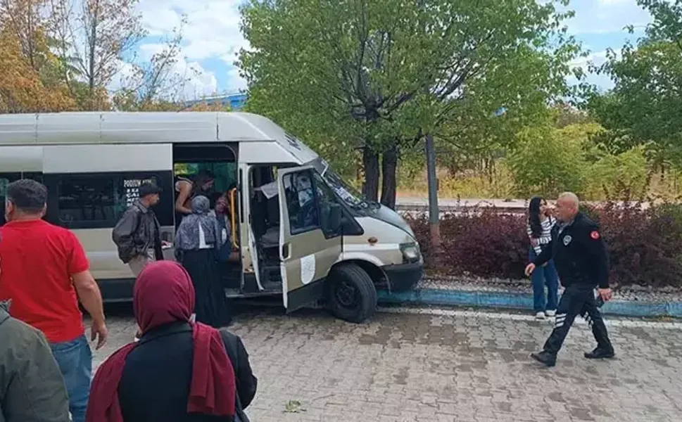 Dolmuş, kampüste ağaca çarptı; 13 öğrenci yaralı