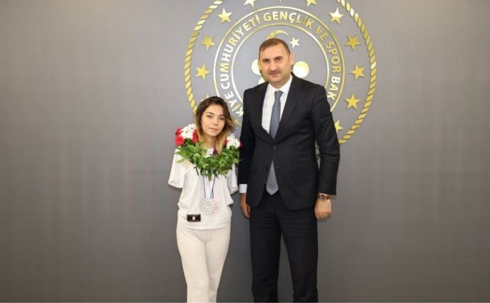 Milli Yüzücü Sevilay’dan Gençlik ve Spor İl Müdürüne Ziyaret