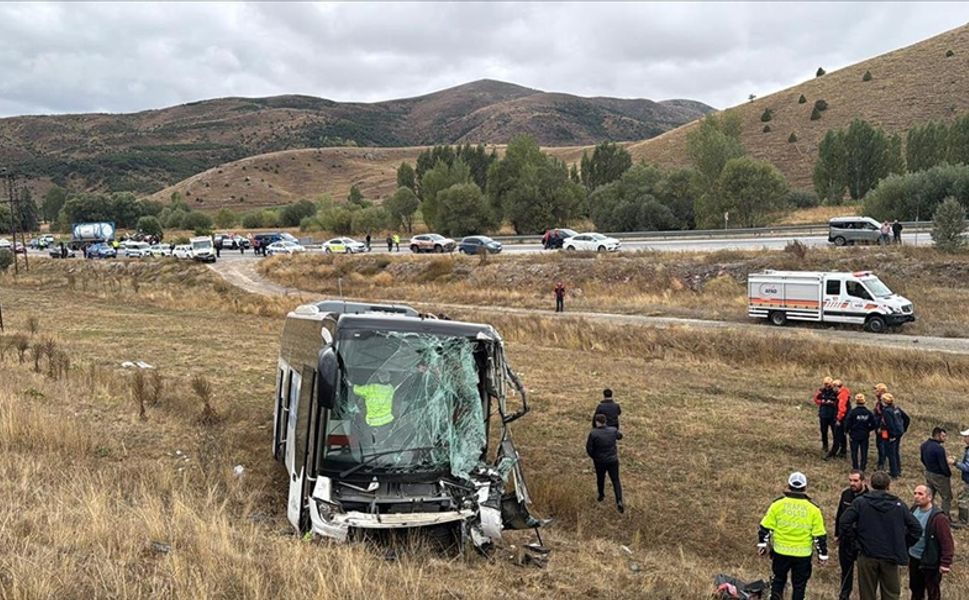 Yolcu otobüsü ile tırın çarpıştığı kazada 23 kişi yaralandı