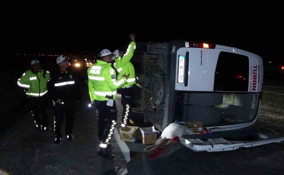 Hafif ticari araçla çarpışan tur midibüsü devrildi: 13’ü öğrenci 14 kişi yaralandı