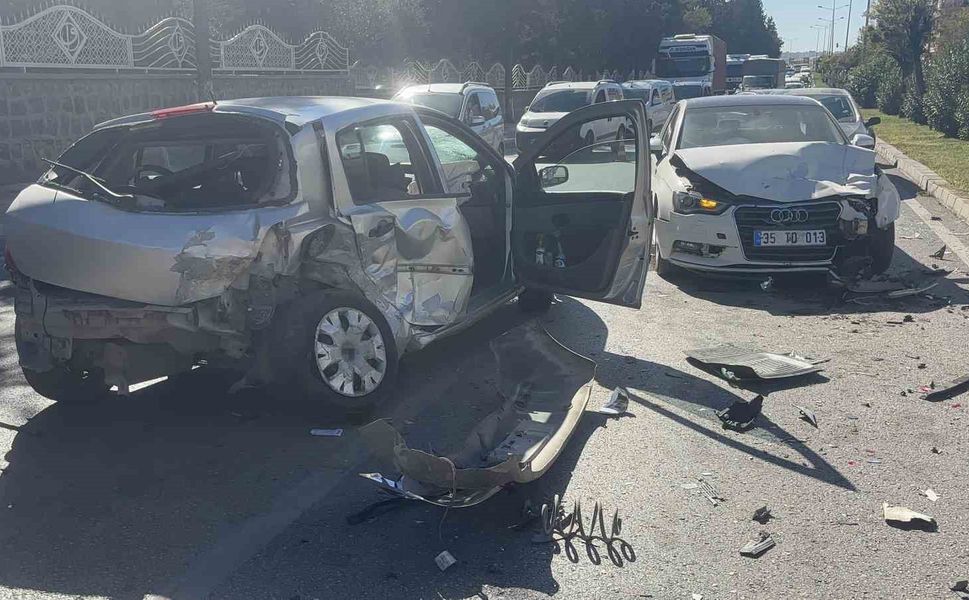 Kontrolden çıkan otomobil karşı şeride uçarak iki otomobile çarptı: 4 yaralı