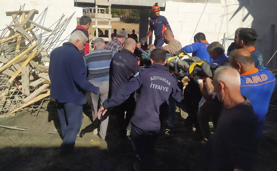 Cami kubbesi çöktü: 5 yaralı