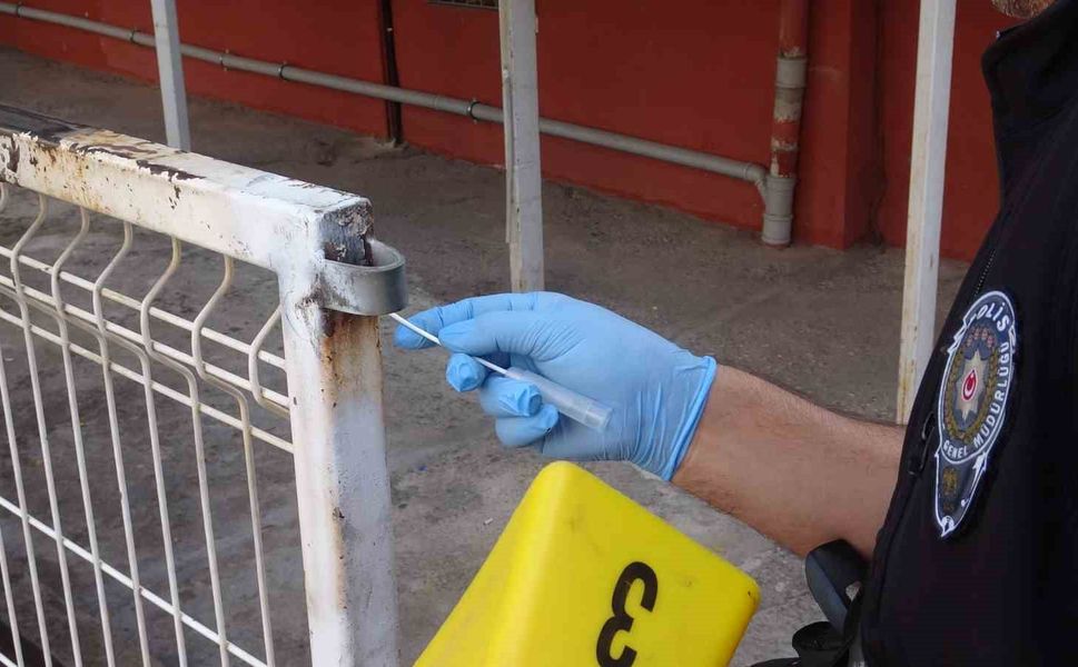 Eline aldığı bıçakla yoldan geçenlere dehşeti yaşattı: 1 yaralı