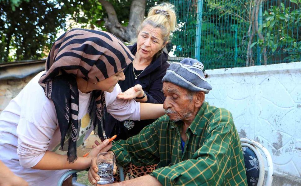 Evde çıkan yangında yaşlı çiftin yardımına komşuları koştu
