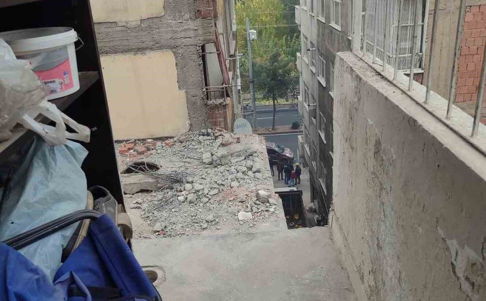 Ağır hasarlı bina yıkılırken sağlam bina zarar gördü