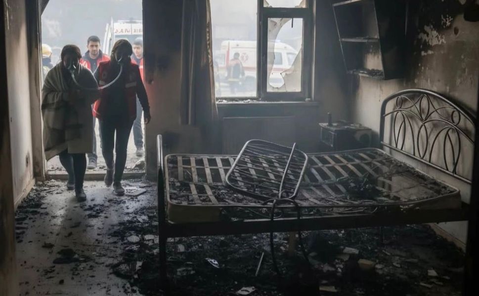 Elektrikli battaniye evi yaktı: 4 kişi dumandan etkilendi