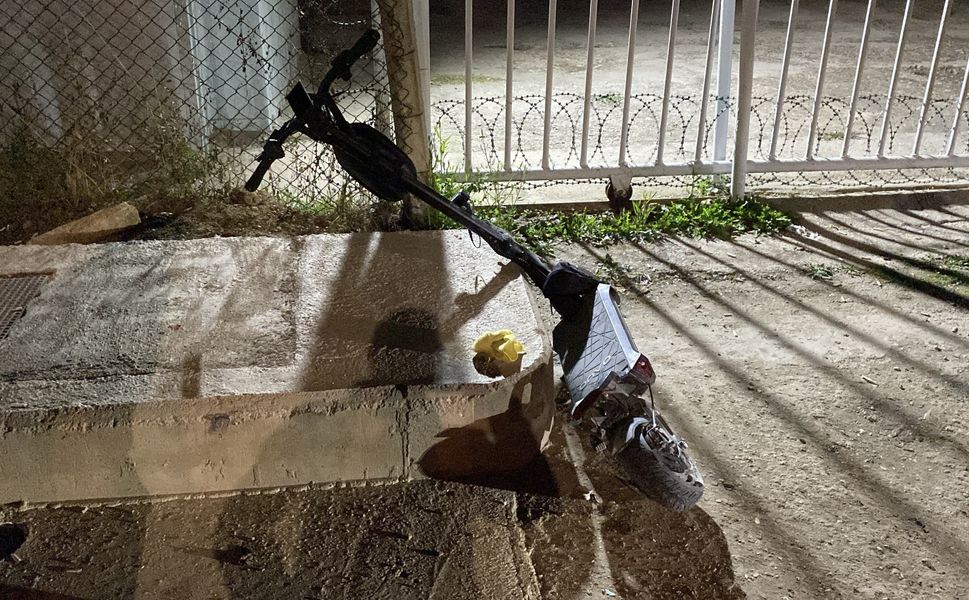 Çarpışmanın etkisiyle başını kaldırıma vurdu, ağır yaralandı