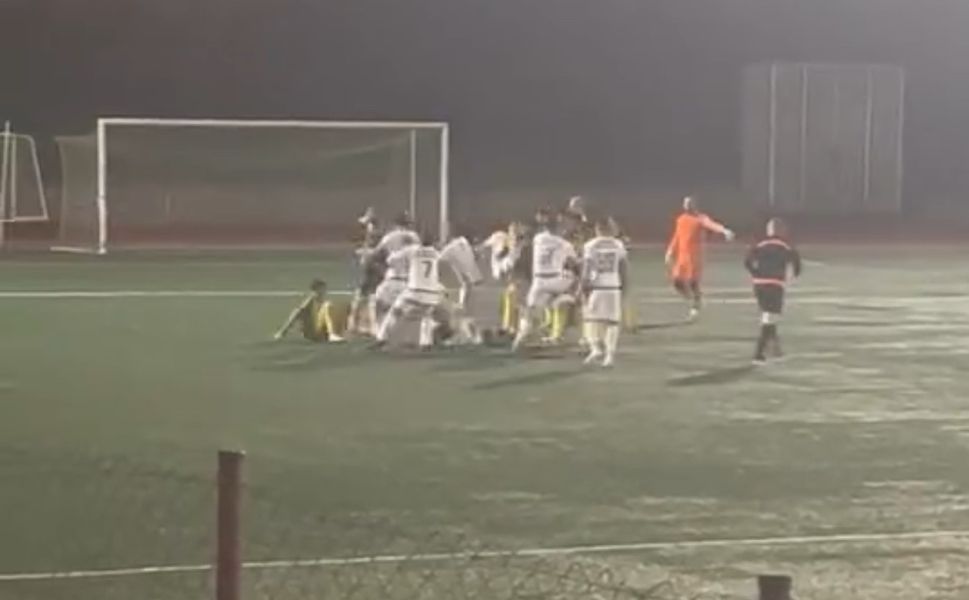 Amatör maçta futbolcular tekme tokat birbirine girdi