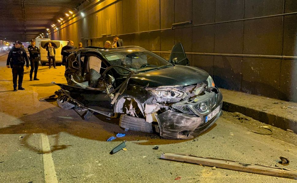 Karşı şeride geçen cip, kamyonet ile kafa kafaya çarpıştı; 2 ölü, 1 yaralı