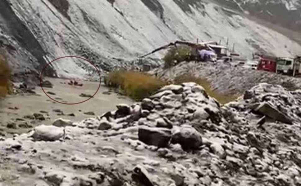 Kayadan kaçan araç Zap Suyu’na düştü