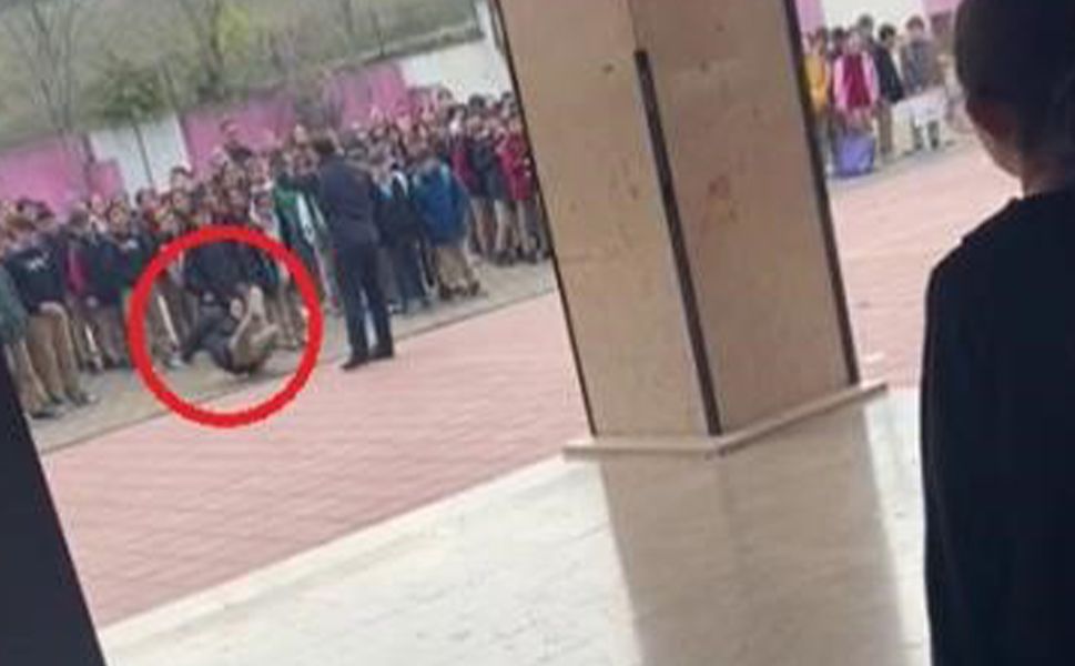 Okul müdürü, sinirlendiği öğrenciyi herkesin içinde darp etti