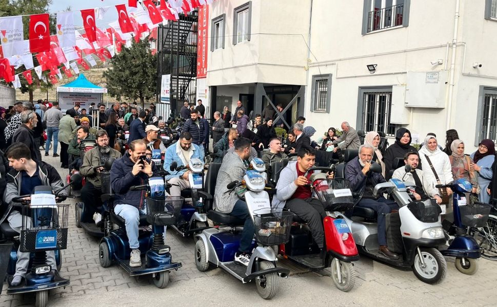 Özel gereksinimli bireylere elektrikli tekerlekli sandalye desteği sağlandı