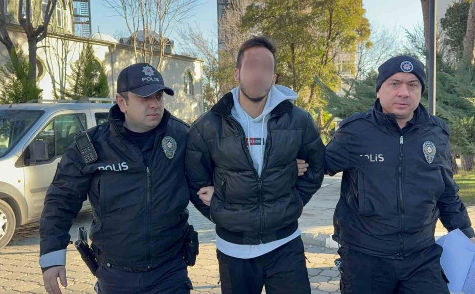 Halk otobüsünde lise öğrencisinin boynuna bıçak dayayan üniversite öğrencisi yakalandı