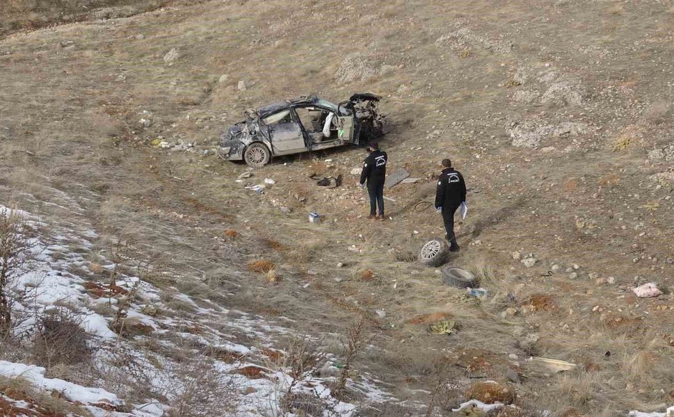 Lastiği patlayan otomobil şarampole uçtu: 1 ölü, 2 yaralı