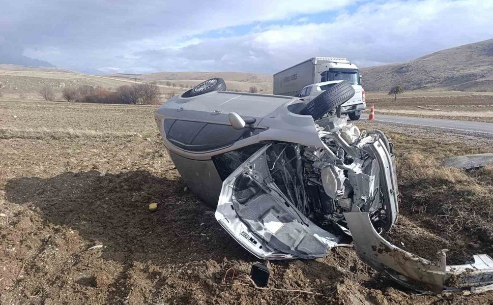 Tırla çarpışan otomobilde 5 kişi yaralandı