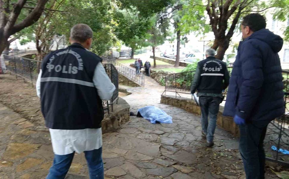 Evinin önündeki parkta ölü bulundu