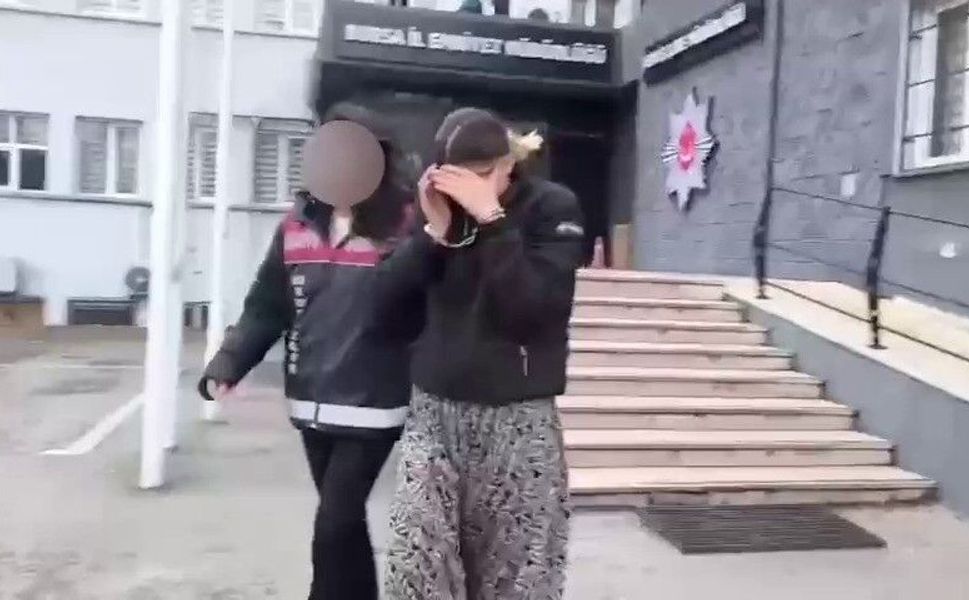 107 suç kaydı olan kadın hırsız, polis baskınında baza altında yakalandı
