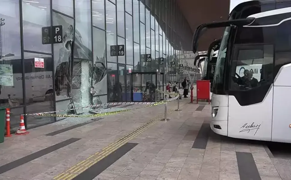 Yolcu otobüsü, perondaki yolcuya çarpıp terminal binasına daldı