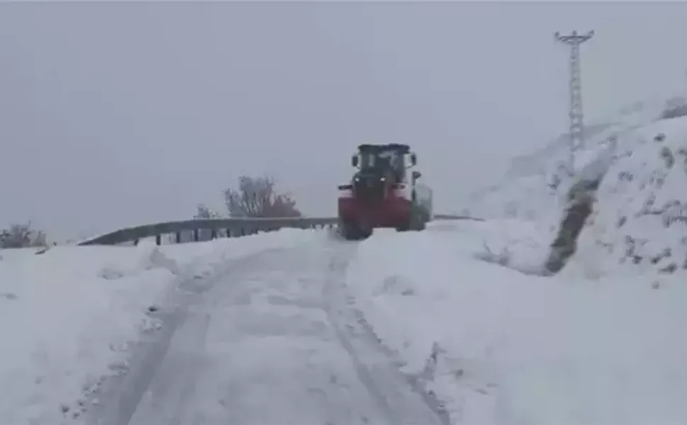 Yolu kapanan köydeki şehit ailesi için ekipler seferber oldu