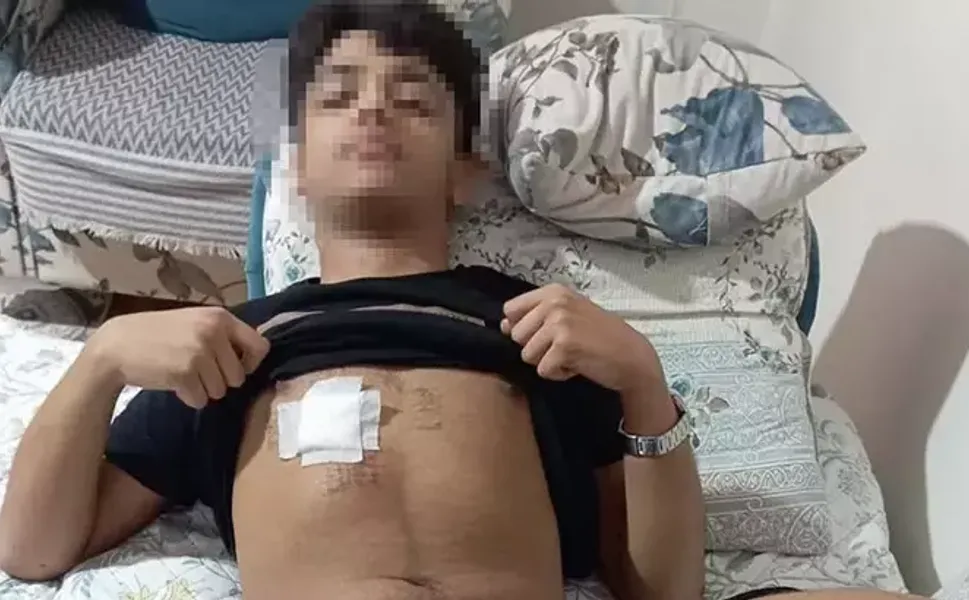Eski sevgilisiyle yazıştığı akranı ve onun arkadaşları tarafından dövülüp, bıçaklandı