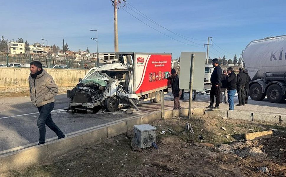 Kahramanmaraş'ta tır ile çarpışan kamyonetteki 2 kişi yaralandı