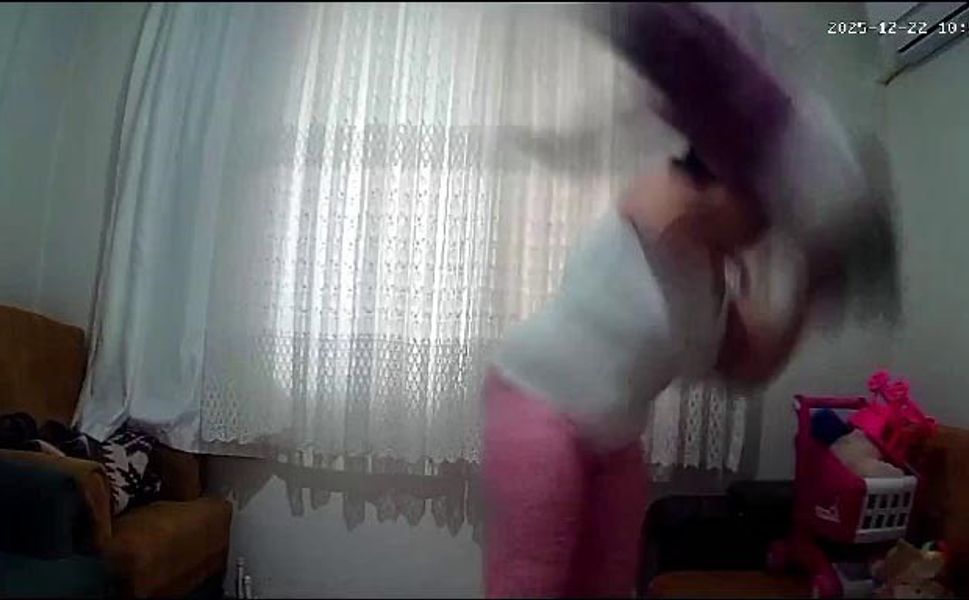 1 yaşındaki bebeğe annenin uyguladağı şiddet güvenlik kamerasıyla ortaya çıktı