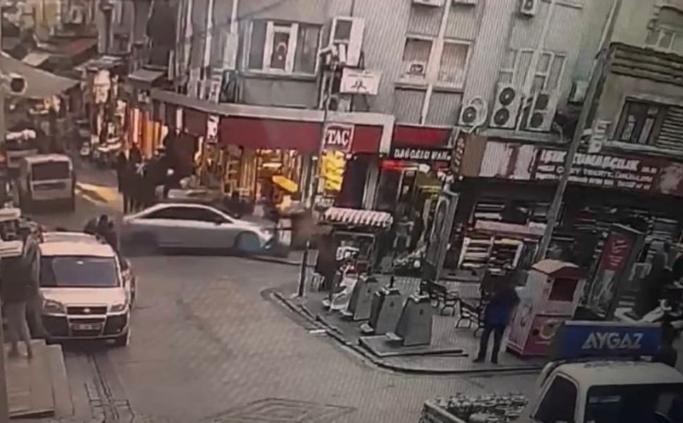 Fren yerine gaza basan sürücü vatandaşların arasına daldı