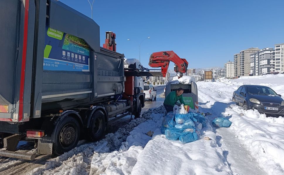 Onikişubat’ta kar mesaisi: Tüm ekipler sahada, çalışmalar aralıksız sürüyor