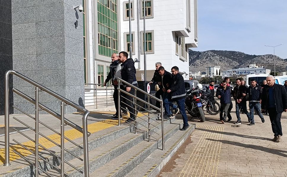 Köy kuşatıldı, katiller ile onlara yardım edenler yakalandı