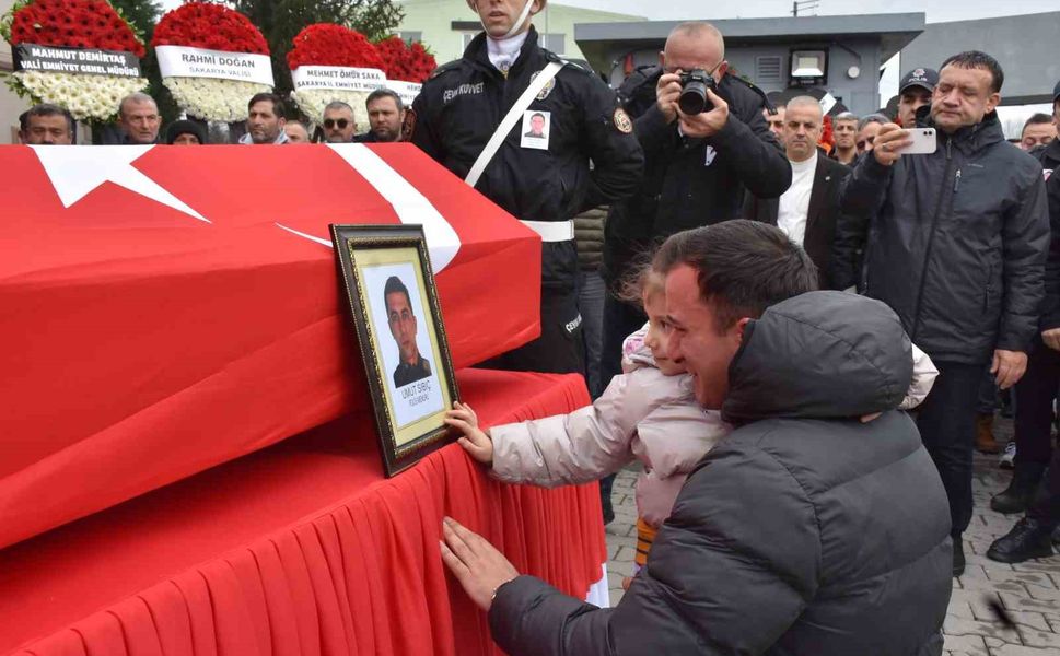 Son veda yürek yaktı: Küçük kız babasını tebessümle uğurladı