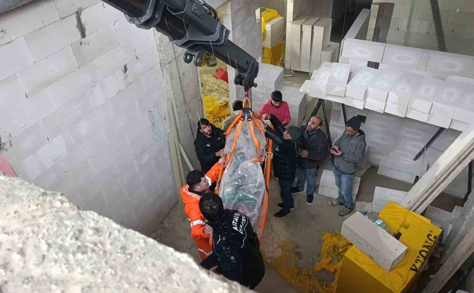 İnşaatta düşen işçi vinç yardımıyla kurtarıldı