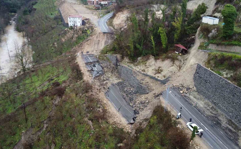 Ordu-İç Anadolu bağlantı yolu heyelanla uçtu, Evler tahliye edildi!