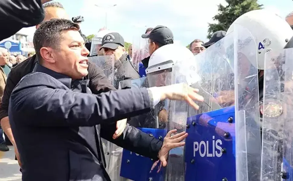 Polise saldırdığı öne sürülen belediye başkanına 'hakaret' suçundan para ceza